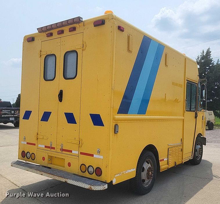 image for item DW7037 2006 WorkHorse W42 delivery truck