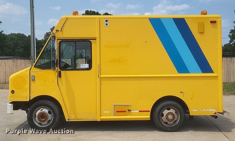 image for item DW7037 2006 WorkHorse W42 delivery truck