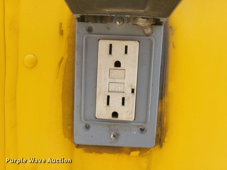 image for item DW7037 2006 WorkHorse W42 delivery truck