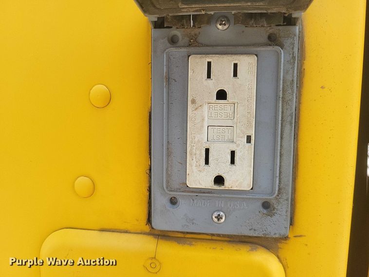 image for item DW7037 2006 WorkHorse W42 delivery truck