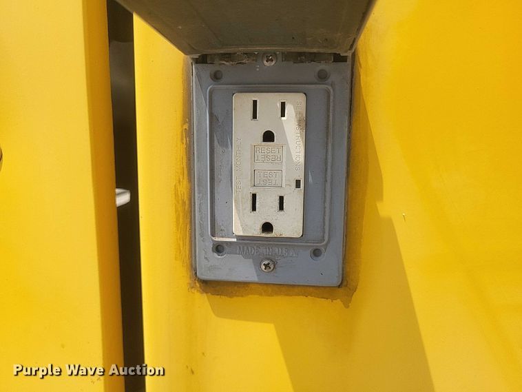 image for item DW7037 2006 WorkHorse W42 delivery truck