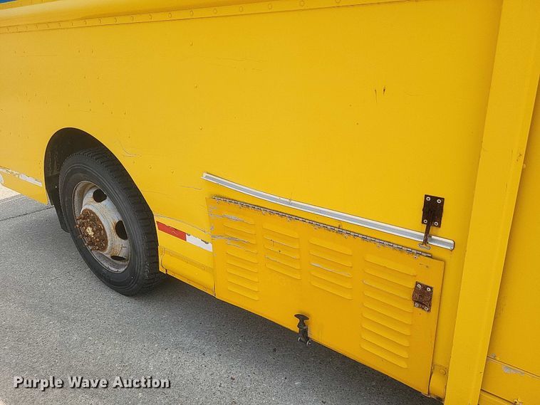 image for item DW7037 2006 WorkHorse W42 delivery truck