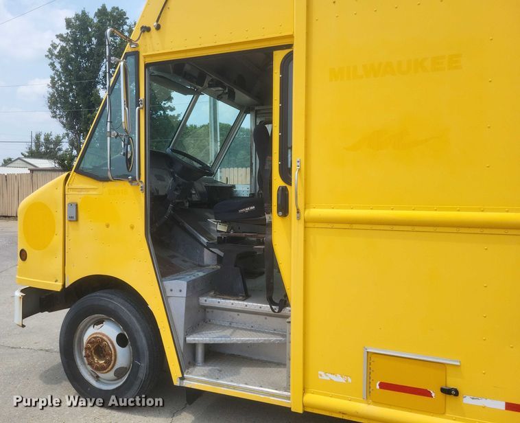 image for item DW7037 2006 WorkHorse W42 delivery truck