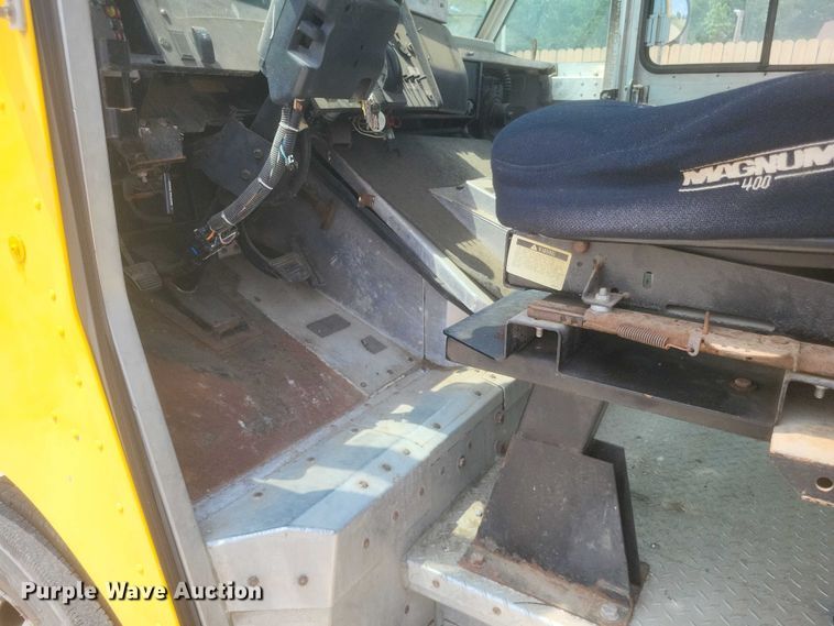 image for item DW7037 2006 WorkHorse W42 delivery truck