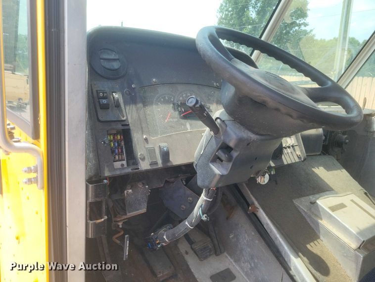 image for item DW7037 2006 WorkHorse W42 delivery truck