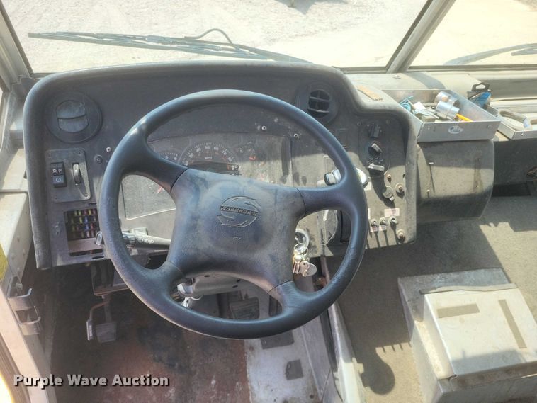 image for item DW7037 2006 WorkHorse W42 delivery truck