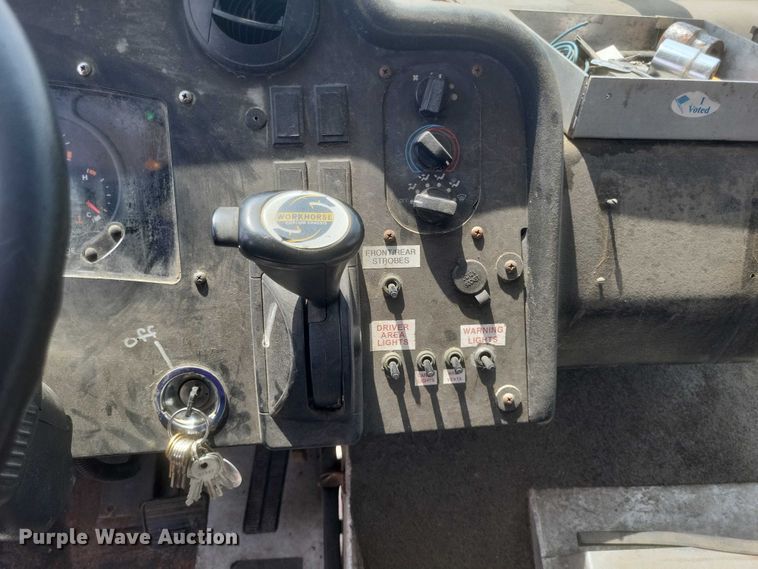 image for item DW7037 2006 WorkHorse W42 delivery truck