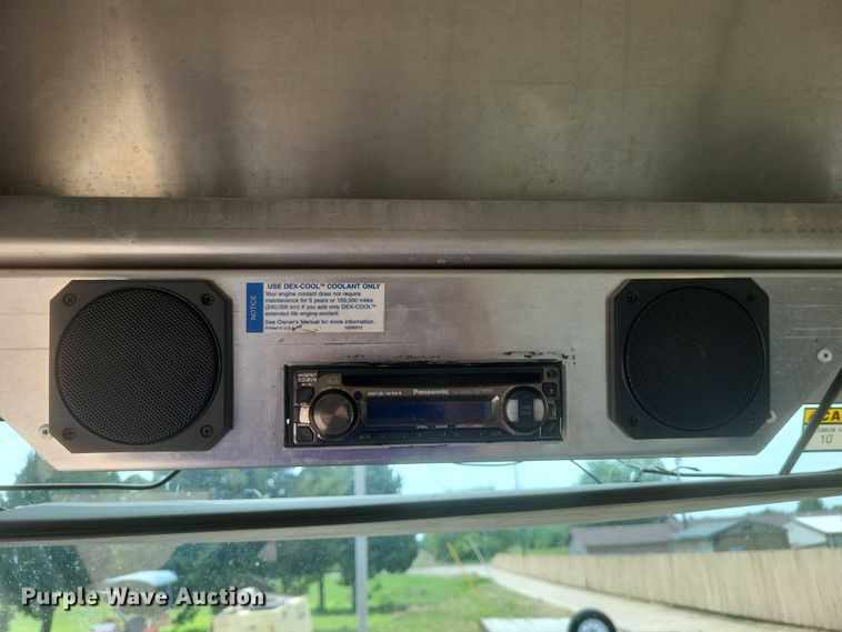 image for item DW7037 2006 WorkHorse W42 delivery truck