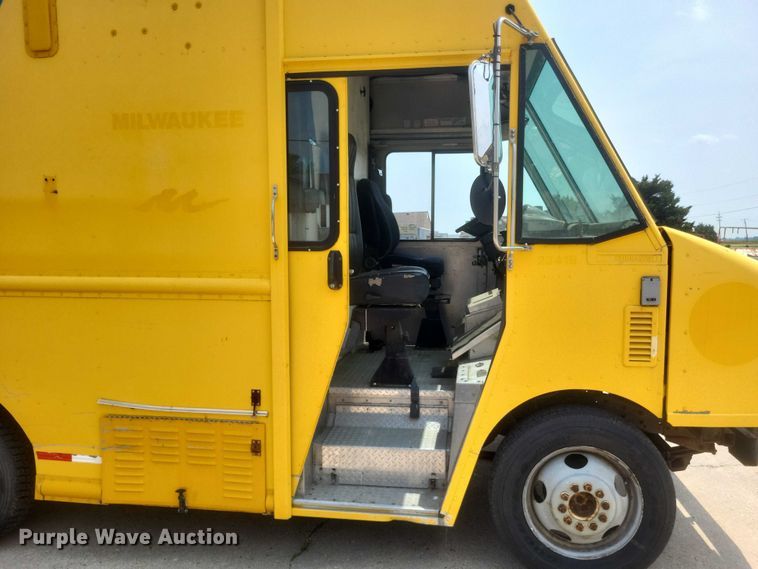 image for item DW7037 2006 WorkHorse W42 delivery truck