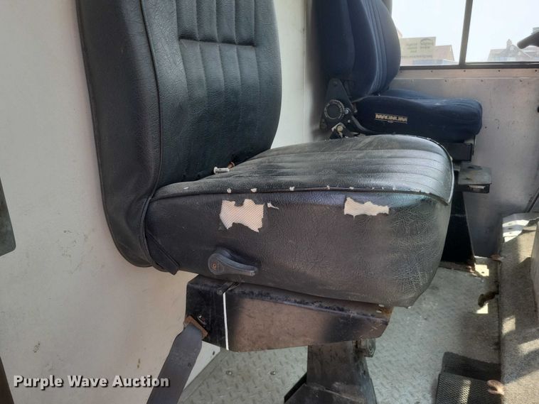 image for item DW7037 2006 WorkHorse W42 delivery truck