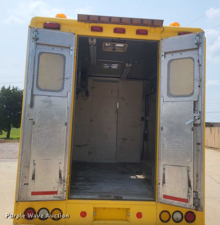 image for item DW7037 2006 WorkHorse W42 delivery truck