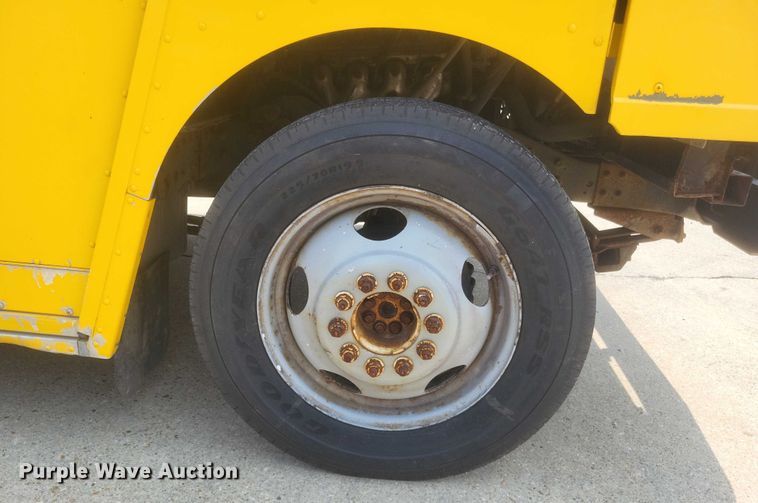 image for item DW7037 2006 WorkHorse W42 delivery truck