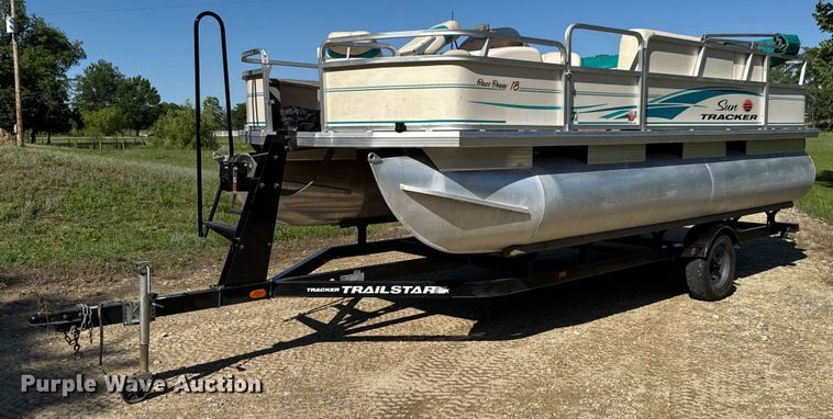 image for item DY0138 2004 Tracker Bass Buggy 18 pontoon boat