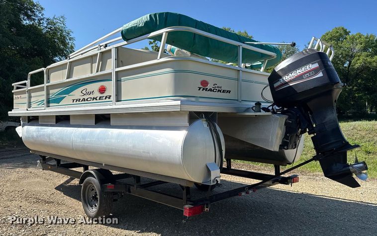 image for item DY0138 2004 Tracker Bass Buggy 18 pontoon boat