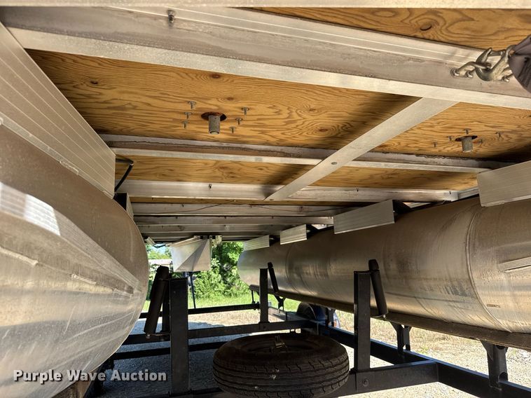 image for item DY0138 2004 Tracker Bass Buggy 18 pontoon boat