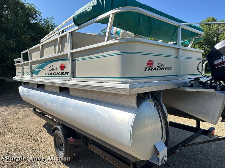 image for item DY0138 2004 Tracker Bass Buggy 18 pontoon boat