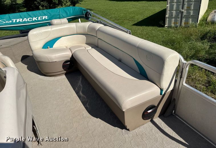 image for item DY0138 2004 Tracker Bass Buggy 18 pontoon boat