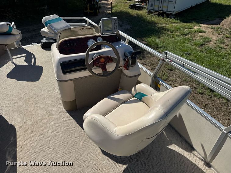 image for item DY0138 2004 Tracker Bass Buggy 18 pontoon boat