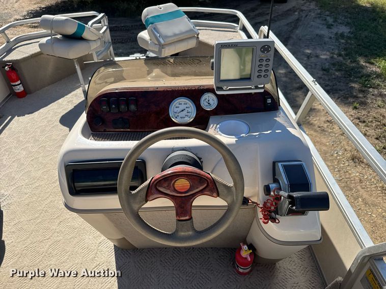 image for item DY0138 2004 Tracker Bass Buggy 18 pontoon boat