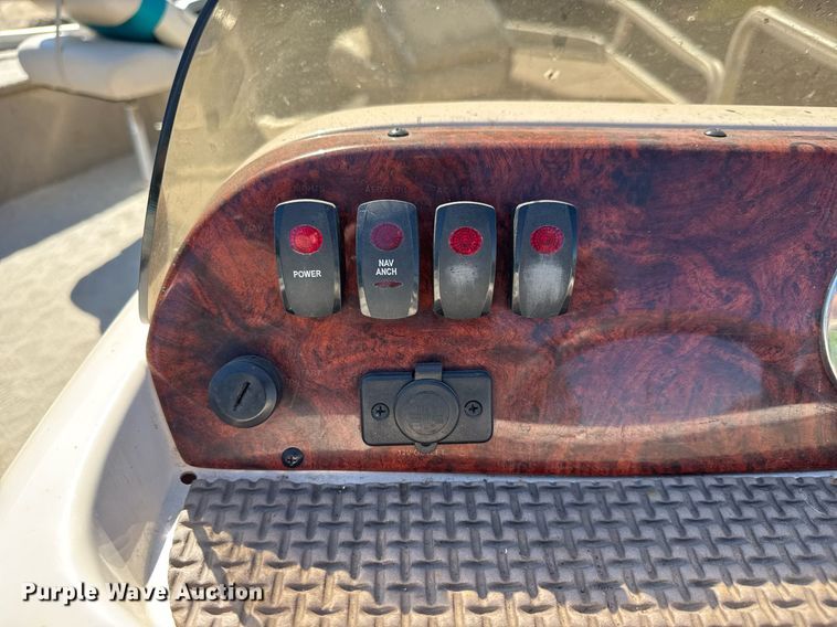 image for item DY0138 2004 Tracker Bass Buggy 18 pontoon boat