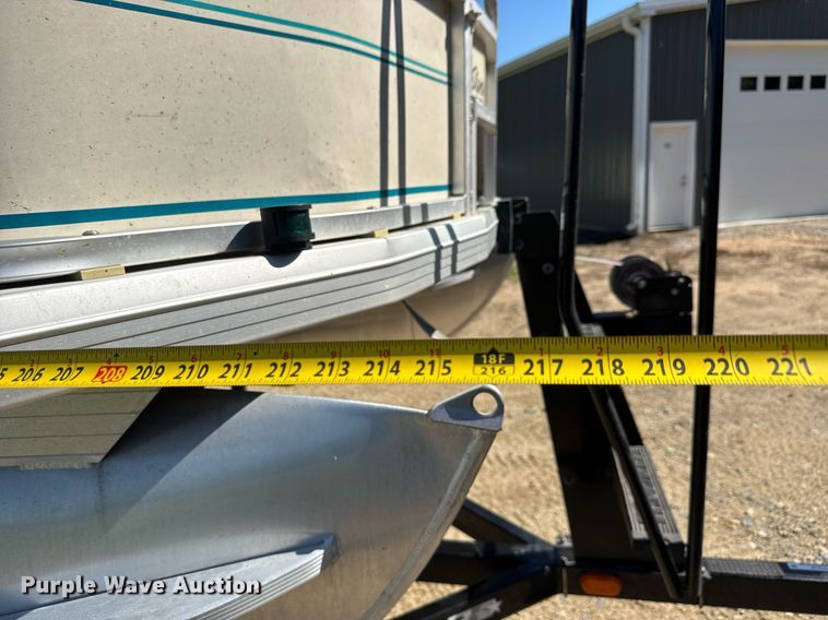 image for item DY0138 2004 Tracker Bass Buggy 18 pontoon boat