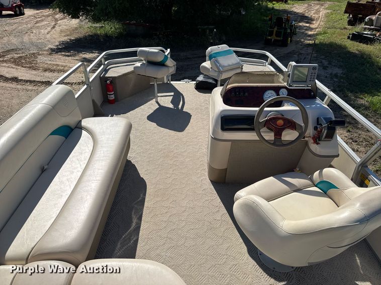 image for item DY0138 2004 Tracker Bass Buggy 18 pontoon boat