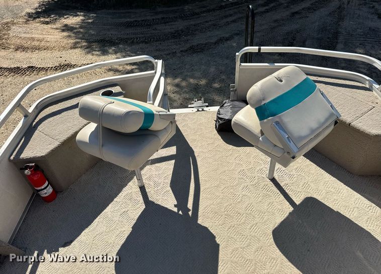 image for item DY0138 2004 Tracker Bass Buggy 18 pontoon boat