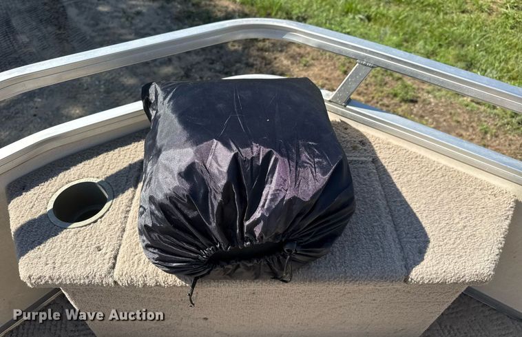 image for item DY0138 2004 Tracker Bass Buggy 18 pontoon boat