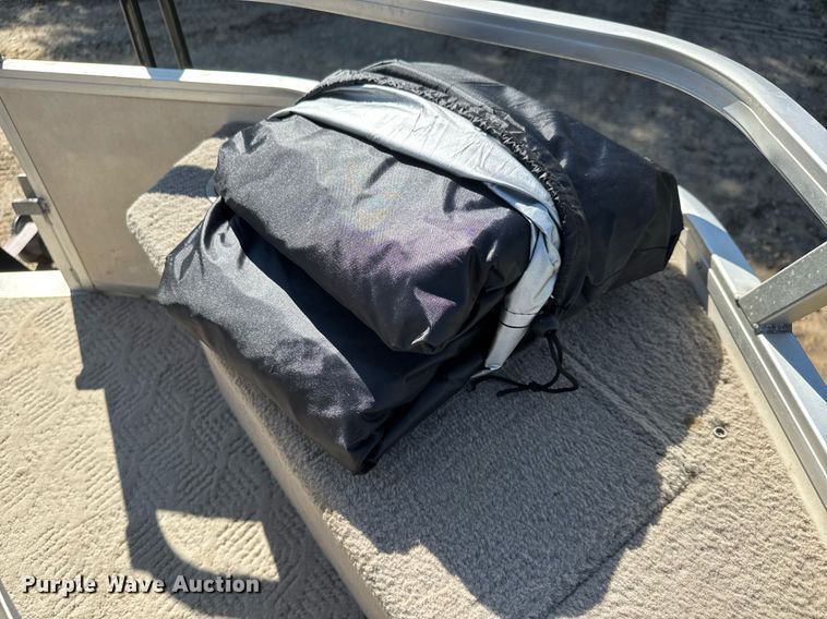 image for item DY0138 2004 Tracker Bass Buggy 18 pontoon boat