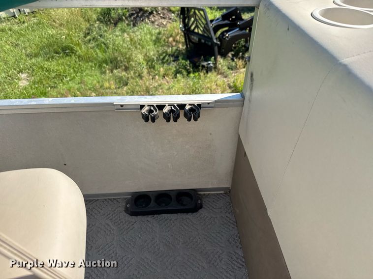 image for item DY0138 2004 Tracker Bass Buggy 18 pontoon boat