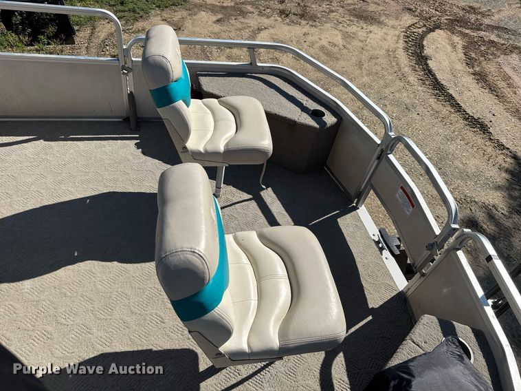 image for item DY0138 2004 Tracker Bass Buggy 18 pontoon boat