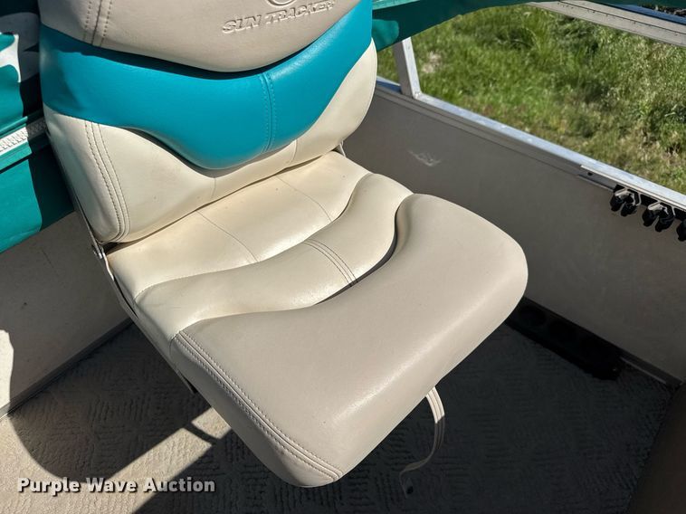 image for item DY0138 2004 Tracker Bass Buggy 18 pontoon boat