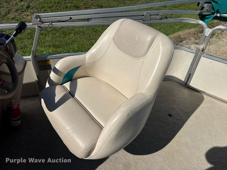 image for item DY0138 2004 Tracker Bass Buggy 18 pontoon boat