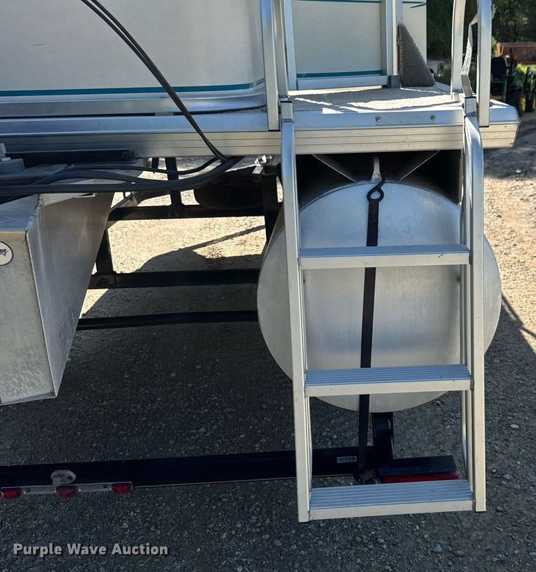 image for item DY0138 2004 Tracker Bass Buggy 18 pontoon boat