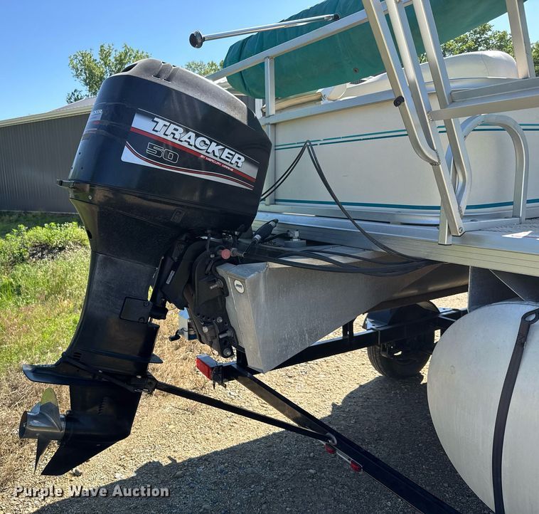 image for item DY0138 2004 Tracker Bass Buggy 18 pontoon boat