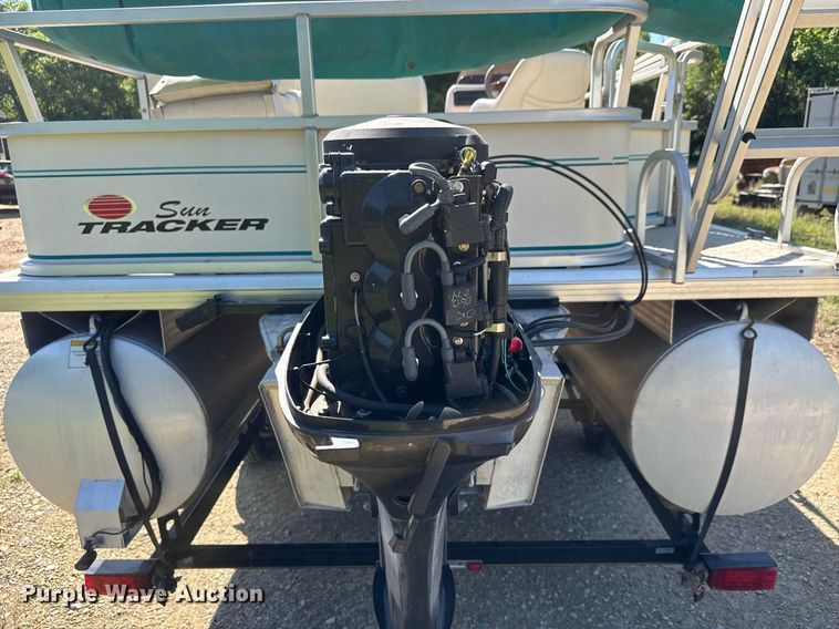 image for item DY0138 2004 Tracker Bass Buggy 18 pontoon boat