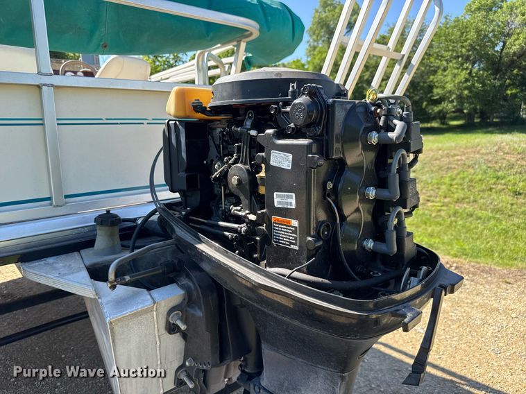 image for item DY0138 2004 Tracker Bass Buggy 18 pontoon boat