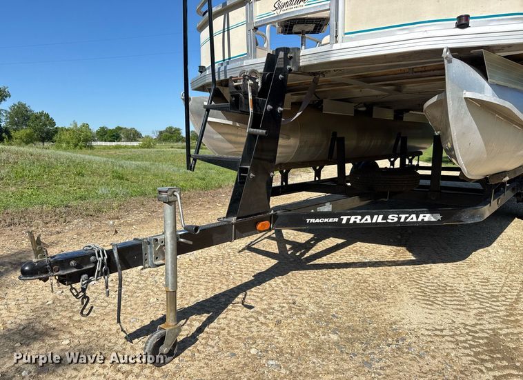 image for item DY0138 2004 Tracker Bass Buggy 18 pontoon boat