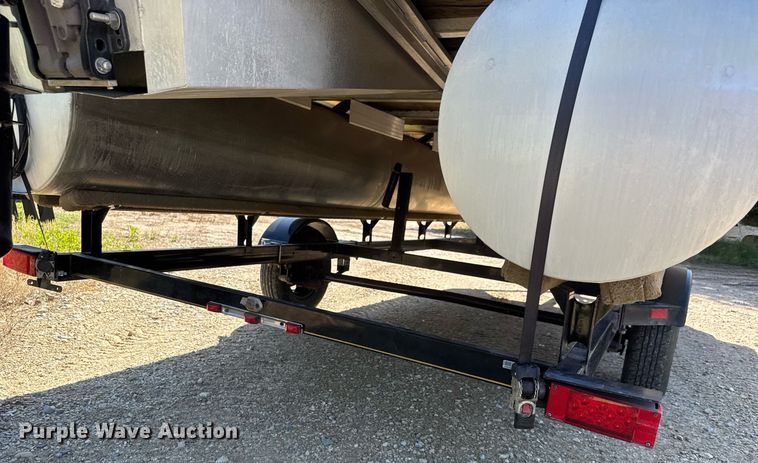 image for item DY0138 2004 Tracker Bass Buggy 18 pontoon boat