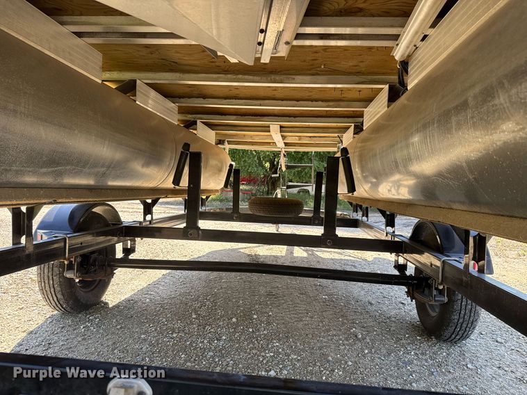 image for item DY0138 2004 Tracker Bass Buggy 18 pontoon boat