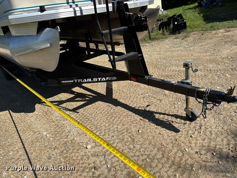 image for item DY0138 2004 Tracker Bass Buggy 18 pontoon boat