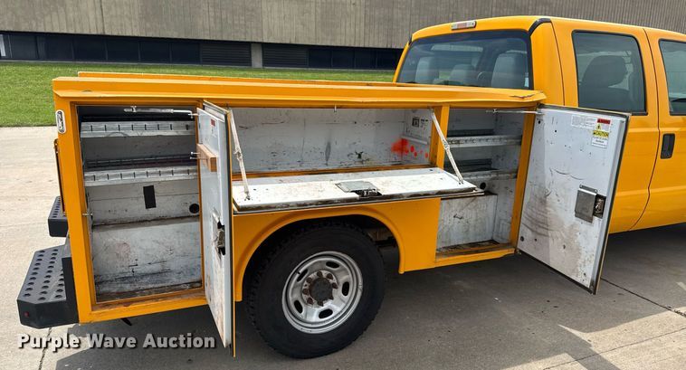 image for item DY0171 2016 Ford F250 Super Duty Crew Cab utility bed pickup truck