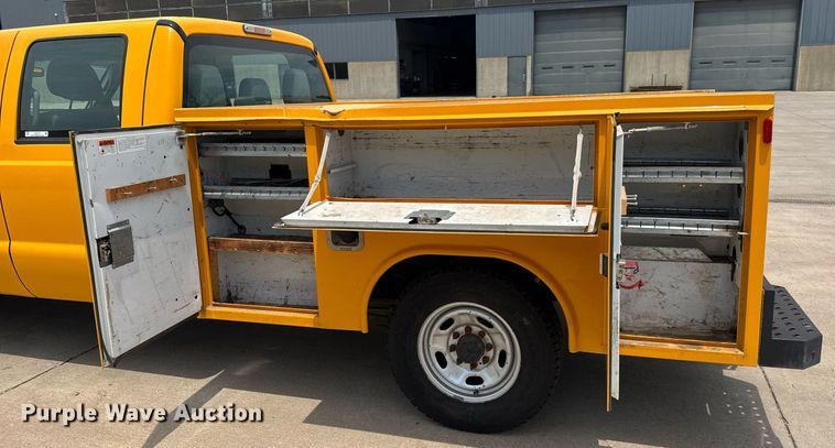 image for item DY0171 2016 Ford F250 Super Duty Crew Cab utility bed pickup truck