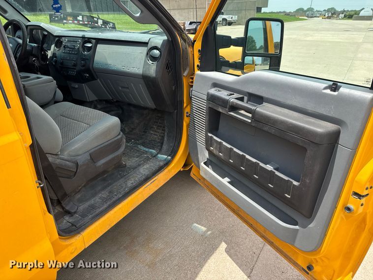 image for item DY0171 2016 Ford F250 Super Duty Crew Cab utility bed pickup truck