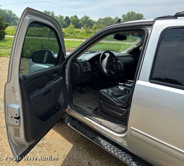 image for item DZ4130 2012 Chevrolet Suburban Z71 SUV