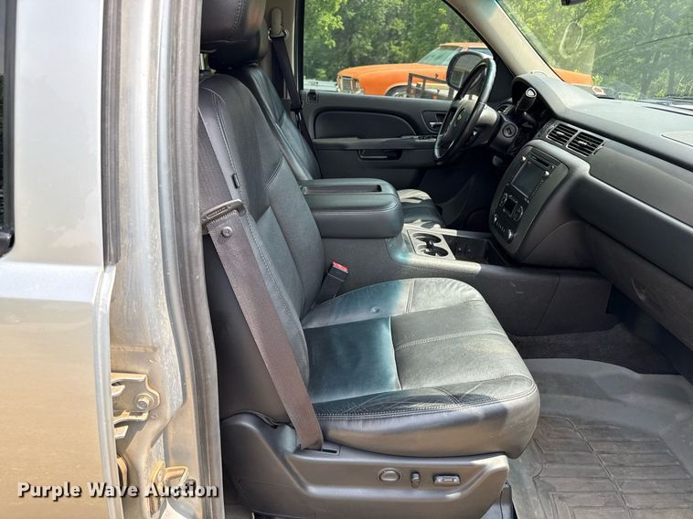 image for item DZ4130 2012 Chevrolet Suburban Z71 SUV