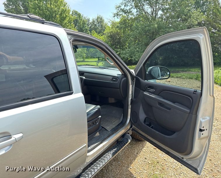 image for item DZ4130 2012 Chevrolet Suburban Z71 SUV