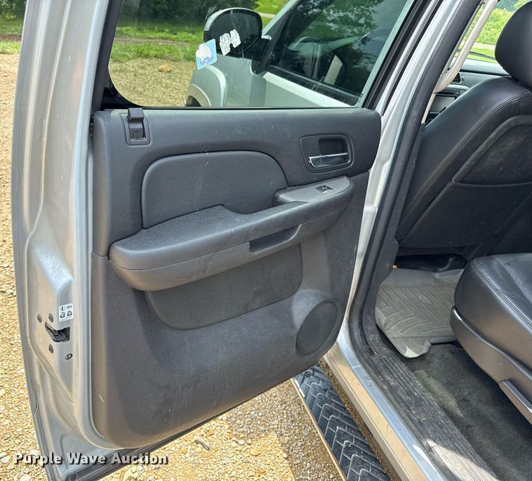 image for item DZ4130 2012 Chevrolet Suburban Z71 SUV