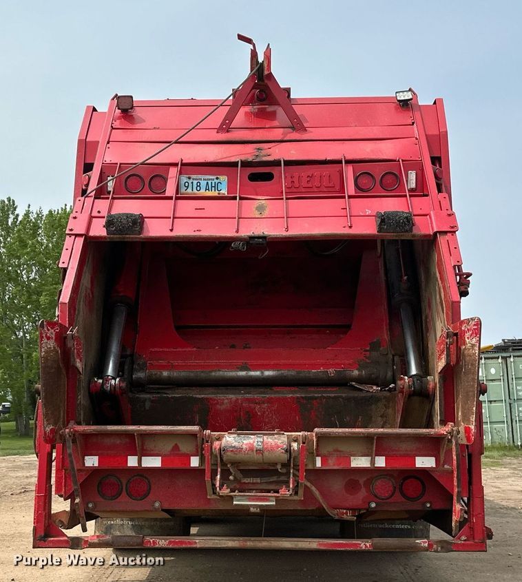 image for item EB2614 1999 International 4900 refuse truck
