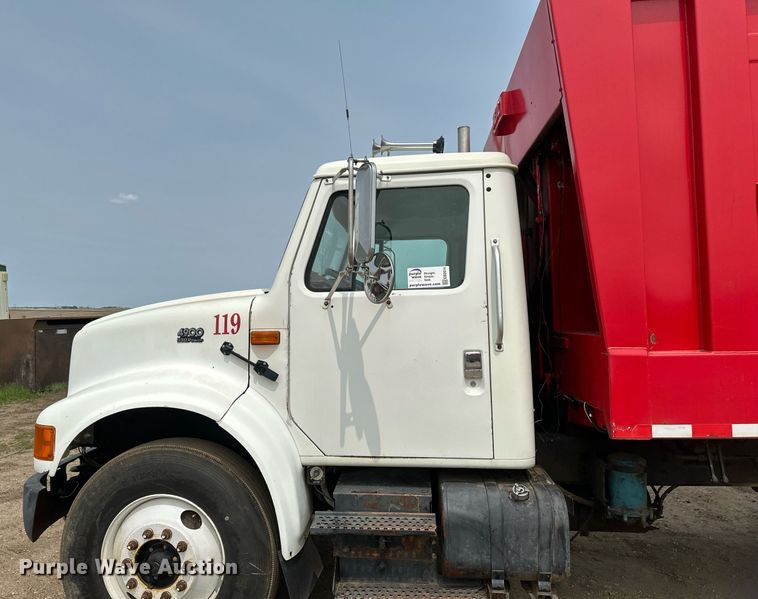 image for item EB2614 1999 International 4900 refuse truck